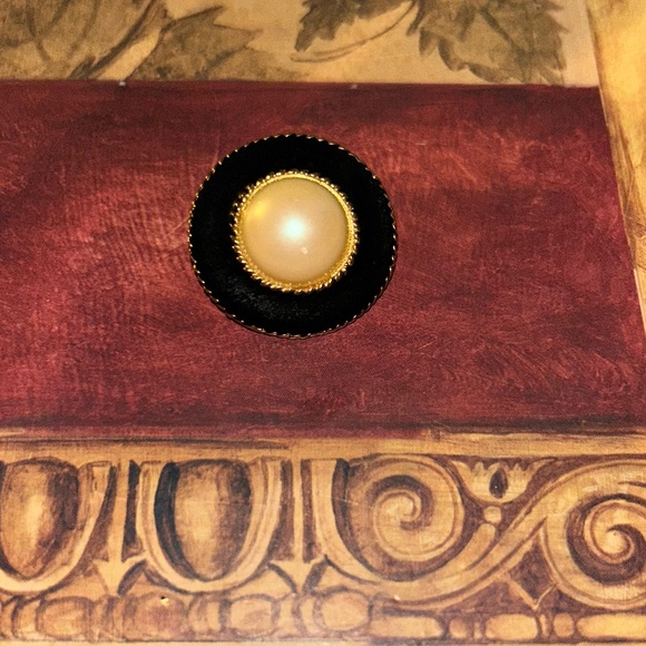 Vintage Allison Reed Black Enamel & Faux Pearl brooch - Picture 3 of 3